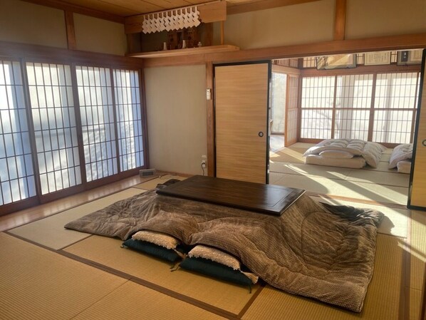 1 bedroom, WiFi, bed sheets - Koshu Healing Journey: Kazanorabian Kaedega, a modern Japanese-style retreat with a spacious Japanese-style garden (甲州市)