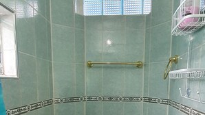 Un baño con inodoro, bidé y zona de ducha.