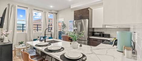 Refrigerador, microondas, horno, placa de cocina