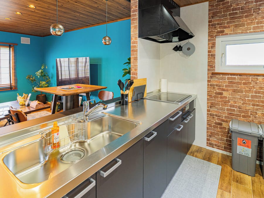 Kjøleskap, mikrobølgeovn, kokeplater og brødrister