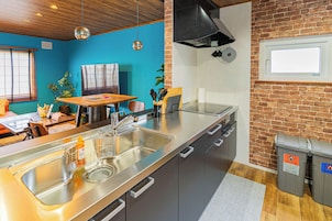 Refrigerador con freezer, microondas, placa de cocina, tostadora