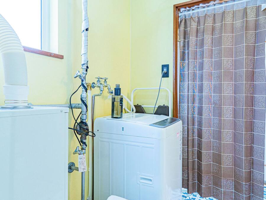 Articles de toilette gratuits, sèche-cheveux, chaussons, bidet