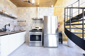 Kühlschrank, Mikrowelle, Wasserkocher mit Kaffee-/Teezubehör, Toaster