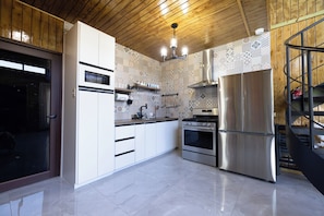 Kühlschrank, Mikrowelle, Wasserkocher mit Kaffee-/Teezubehör, Toaster