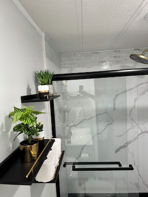 Douche, bidet, serviettes fournies, papier toilette