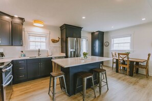 Mikrobølgeovn, ovn, kokeplater og oppvaskmaskin