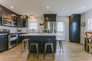 Mikrobølgeovn, ovn, kokeplater og oppvaskmaskin