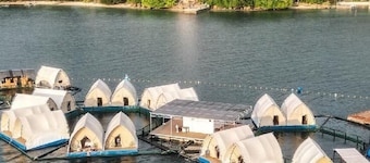 Floating Home in Reef Resort Unit 4