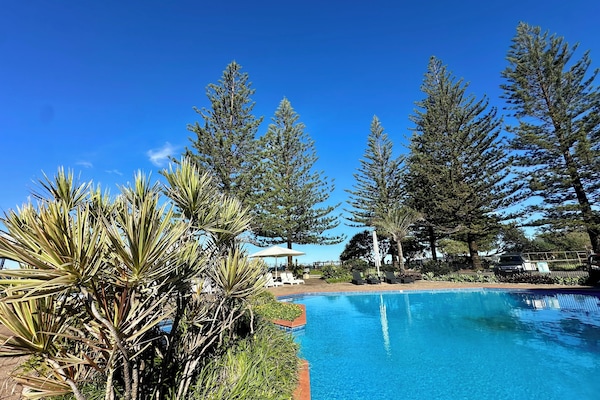 3 albercas al aire libre, sombrillas en la alberca y camastros