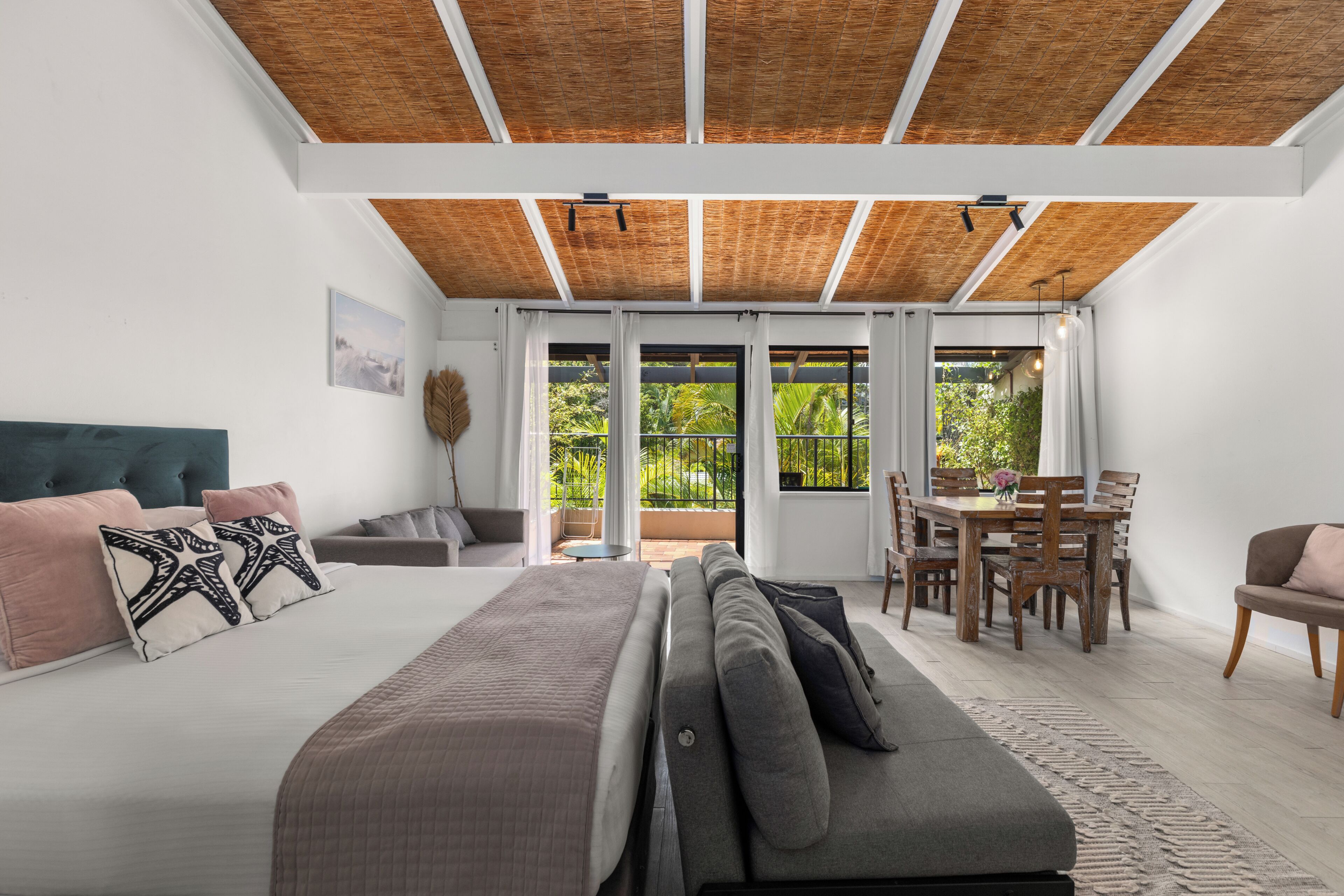 Decoración personalizada, muebles diferentes y ropa de cama 