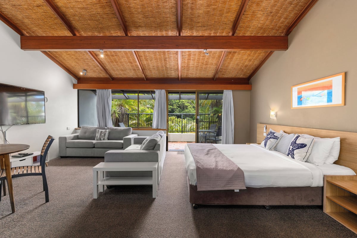 Resort Studio Apartment | Decoración personalizada, muebles diferentes y ropa de cama