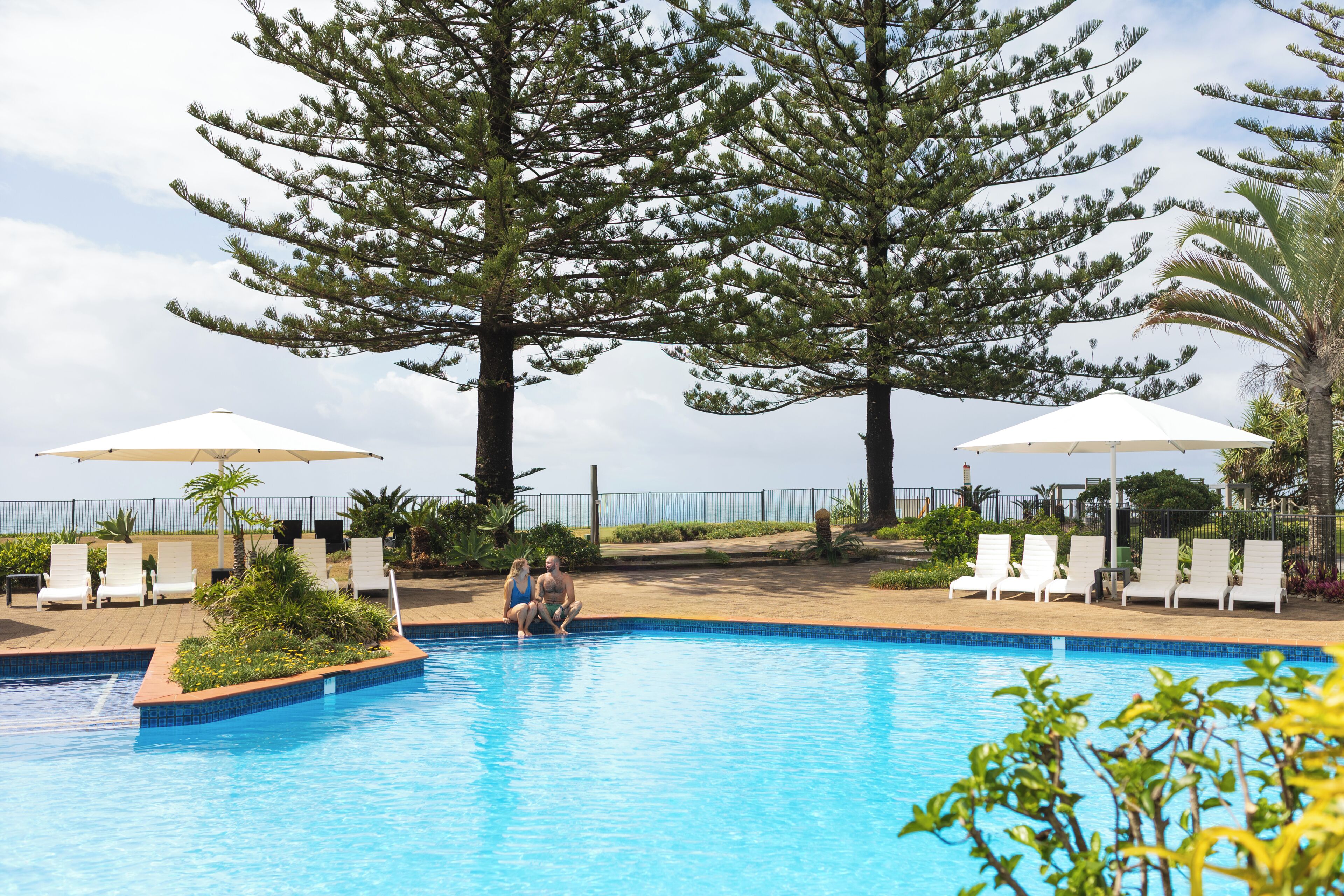 3 ulkouima-allasta, aurinkovarjoja, aurinkotuoleja