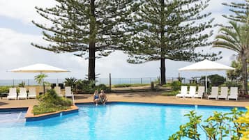 3 ulkouima-allasta, aurinkovarjoja, aurinkotuoleja