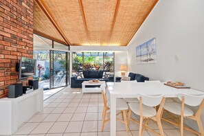 In-room dining - Nautilus Beach Resort by Charlesworth (Coffs Harbour)