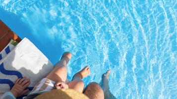 3 outdoor pools, pool umbrellas, sun loungers