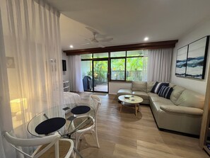 Suite estudio ejecutiva | Zona de estar | Una televisión de pantalla plana