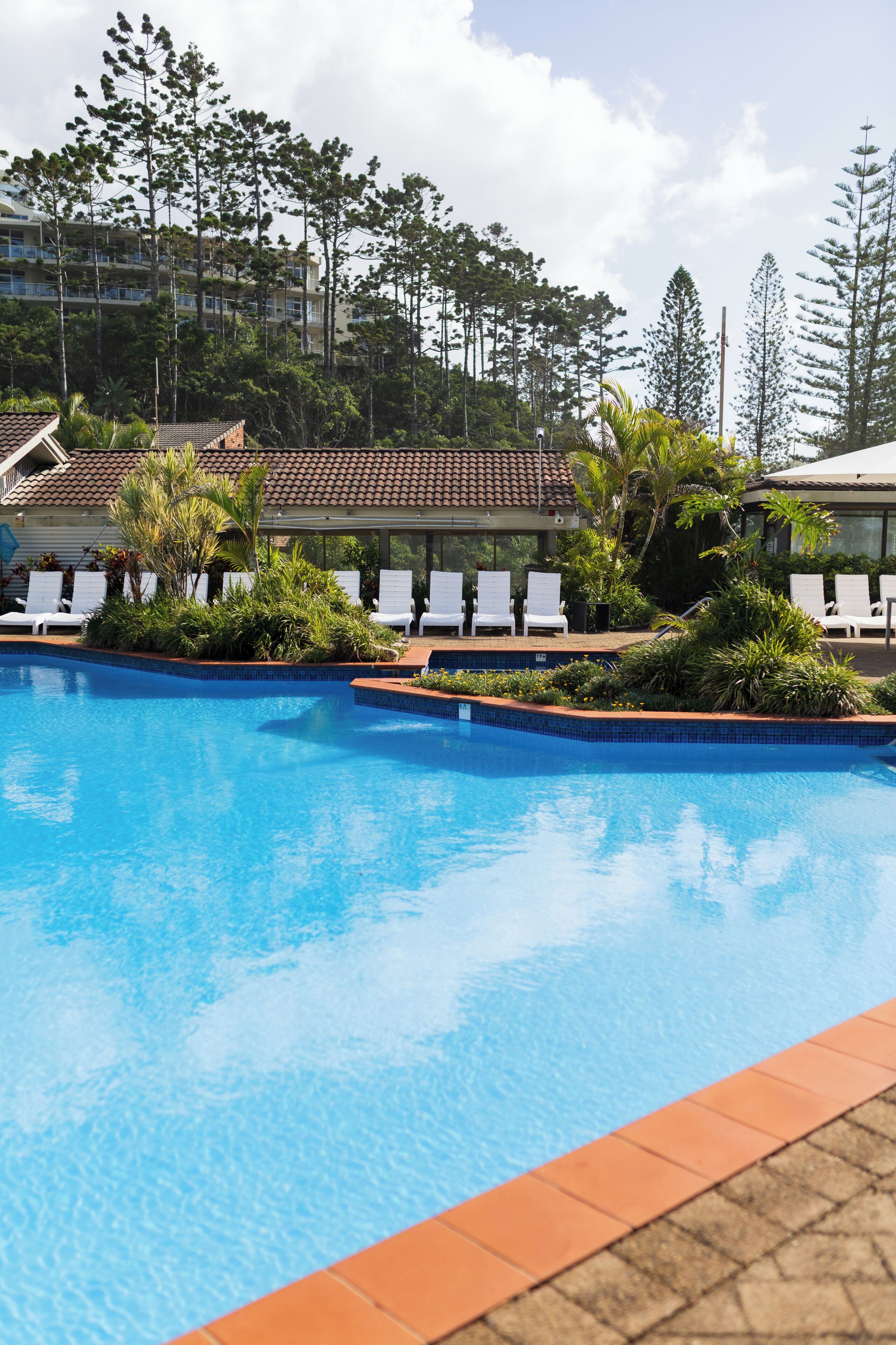 3 albercas al aire libre, sombrillas en la alberca y camastros 