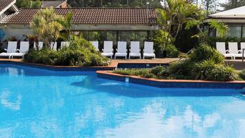 3 albercas al aire libre, sombrillas en la alberca y camastros