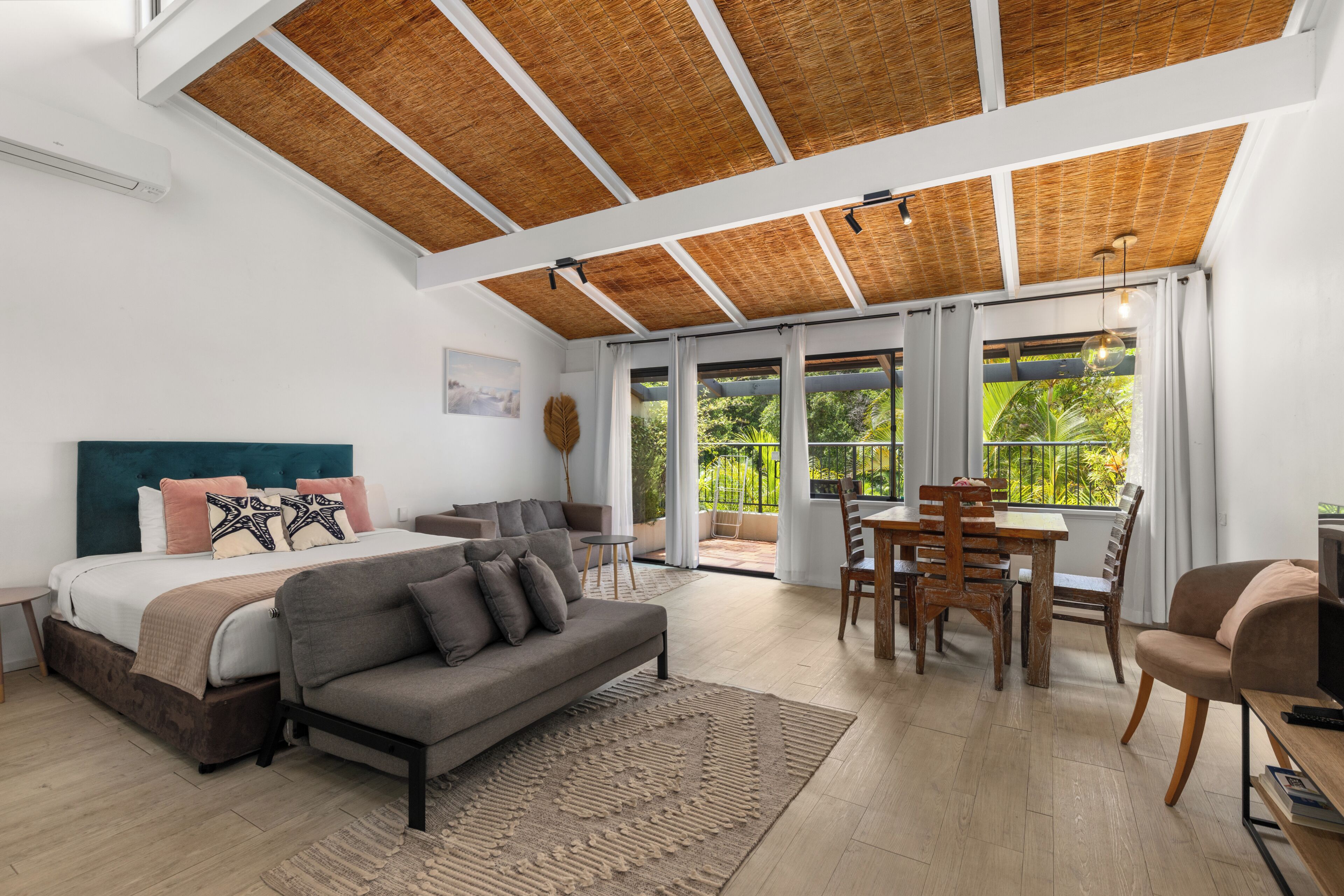 Executive Studio Apartment | Individually decorated, individually furnished, bed sheets