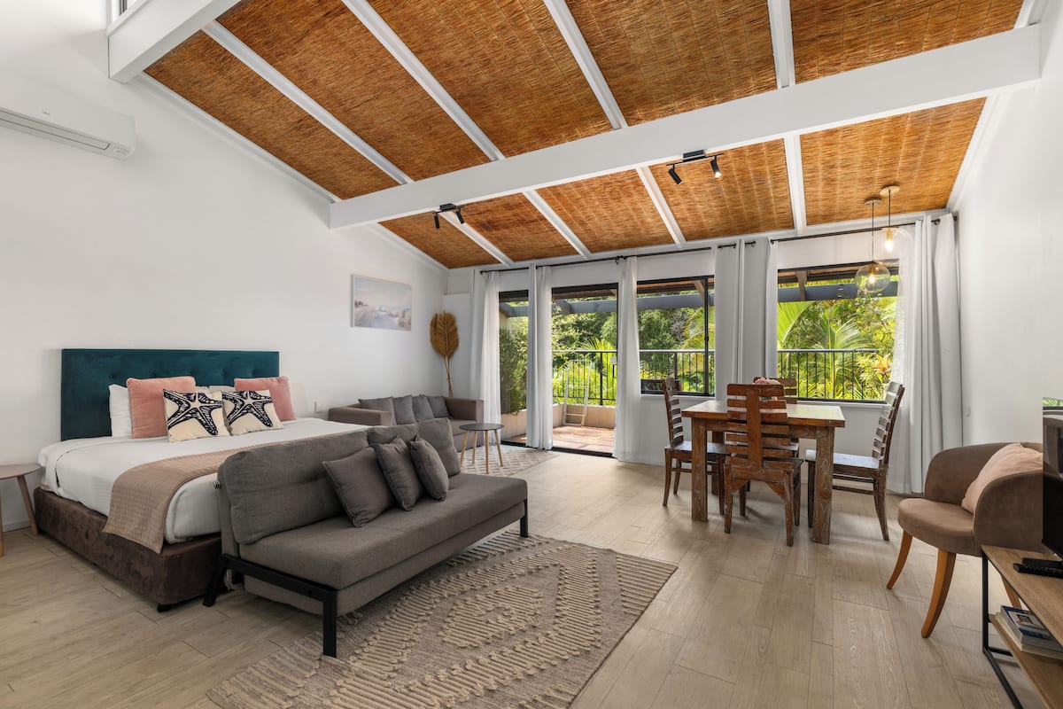 Executive Studio Apartment | Individually decorated, individually furnished, bed sheets