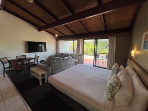 Resort Studio Apartment | Decoración individual, mobiliario individual, ropa de cama