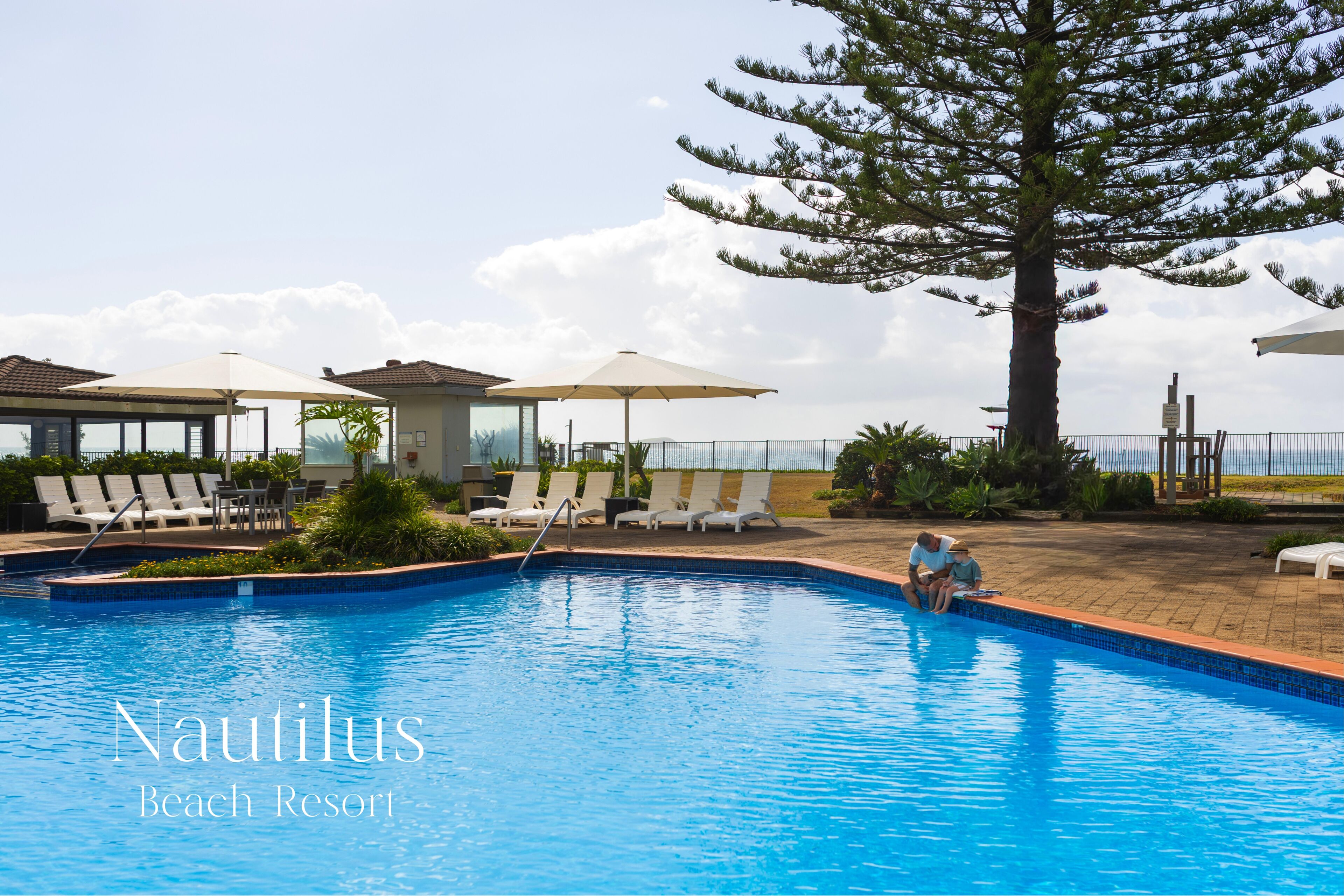 3 座室外游泳池，提供泳池遮陽傘和日光浴躺椅