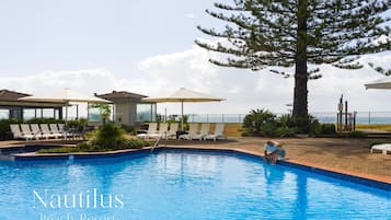 3 ulkouima-allasta, aurinkovarjoja, aurinkotuoleja