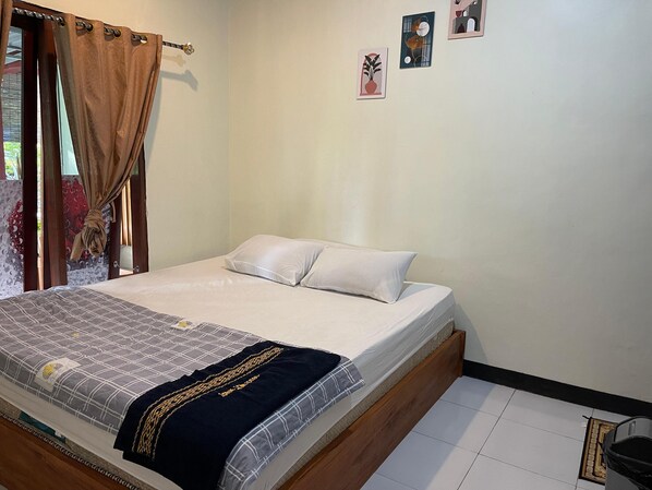 Desk, free wired Internet - Rara Guest House Raja Ampat (Waisai)