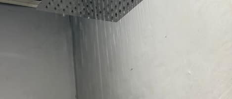 バスルームのシャワー