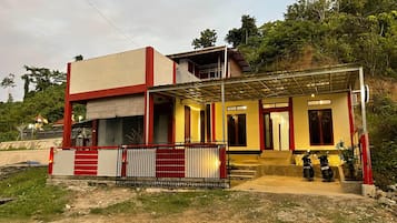 Vista frontal de la propiedad