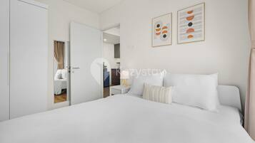 Apartamento, 1 habitación, vistas a la ciudad | Espacio para trabajar con un portátil y tabla de planchar con plancha