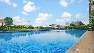 Una piscina al aire libre