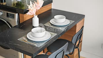 Apartment, 1 Bedroom, City View | Dining room