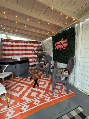 Outdoor spa tub - Poppy & Rye Cottage; one block from Magnolia, walkable to everything! (Waco)