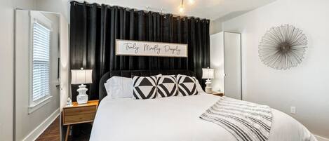 2 habitaciones, tabla de planchar con plancha y cuna de viaje