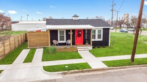 Exterior - Poppy & Rye Cottage; one block from Magnolia, walkable to everything! (Waco)