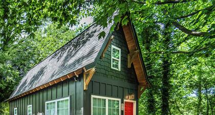 Charming 2-bedroom cabin close to Uptown Charlotte!