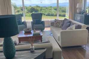 TV, fireplace, stereo