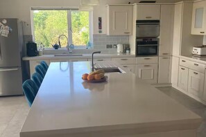 Refrigerador, microondas, horno y parrilla de estufa