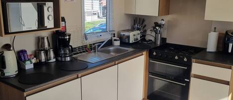 Réfrigérateur, four à micro-ondes, un four, surface de cuisson