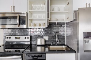 Réfrigérateur, micro-ondes, four, plaque de cuisson