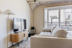 Télévision, chaîne hi-fi