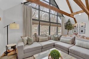 Smart TV, fireplace - Lake Beach, Sauna, Hot Tub, Firepit, Game Room, EV Charger (pocono lake)