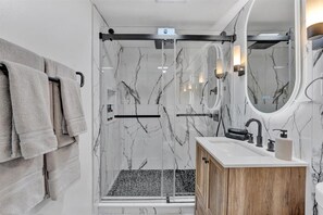 Shower, hair dryer, bidet, towels