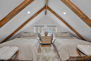 3 bedrooms, desk, iron/ironing board, free WiFi - Lake Beach, Sauna, Hot Tub, Firepit, Game Room, EV Charger (pocono lake)