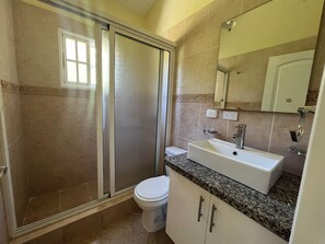 Suihku, hiustenkuivaaja, pyyhkeet, saippua