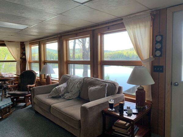 TV connectée, livres, chaîne hi-fi, imprimantes