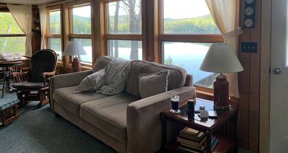 Secluded Lakefront 3-bedroom house in Albany, Maine