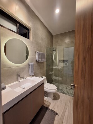 Serviettes fournies, papier toilette