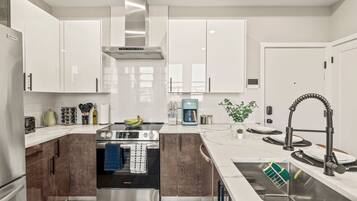 Kylskåp, mikrovågsugn, ugn och spishäll